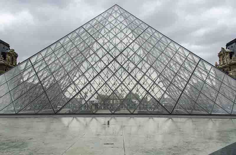 90 - Francia - Paris - museo del Louvre - piramide de entrada.jpg